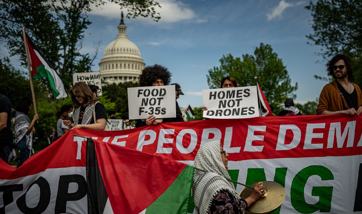 Samal ajal kui esindajatekoda hääletas Iisraelile abipaketi andmise üle, toimus Kapitooliumi lähedal protest Palestiina toetuseks.  