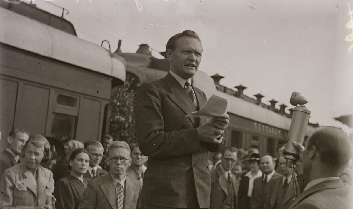 SUNNITÖÖLISE KOJUTULEK: Aleksander Abeni saabumine Rootsist tagasi 27. juulil 1940. Tagaplaanil tervitajate seas Johannes Lauristin.