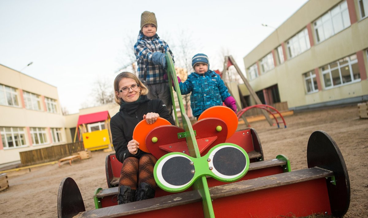 Auto, kus Jessika Juudas koos oma laste Karl Mattiase ja Luisaga mängib, on lasteaeda ostetud lapsevanemate kogutud raha eest.