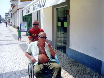 ORJAPIDA­MISES SÜÜDISTATU: Vasakpoolsel pildil lükkab Norris Andu ratastooli Portugali-reisil.