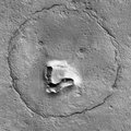 На поверхности Марса сфотографировали холм, два кратера и трещину. Казалось бы, что в этом необычного? Смотрите сами