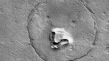 На поверхности Марса сфотографировали холм, два кратера и трещину. Казалось бы, что в этом необычного? Смотрите сами