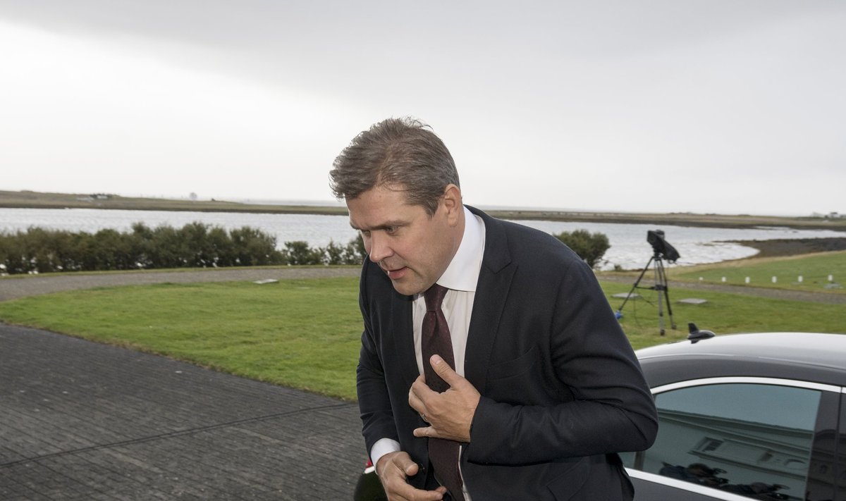 Islandi peaminister Bjarni Benediktsson käis üleeile presidendipalees tagasiastumisavaldust esitamas.