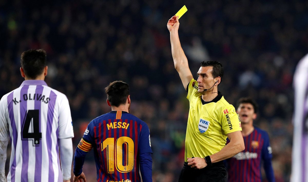 Jose Martinez Munuera näitab kollast kaarti FC Barcelona liidrile Lionel Messile.