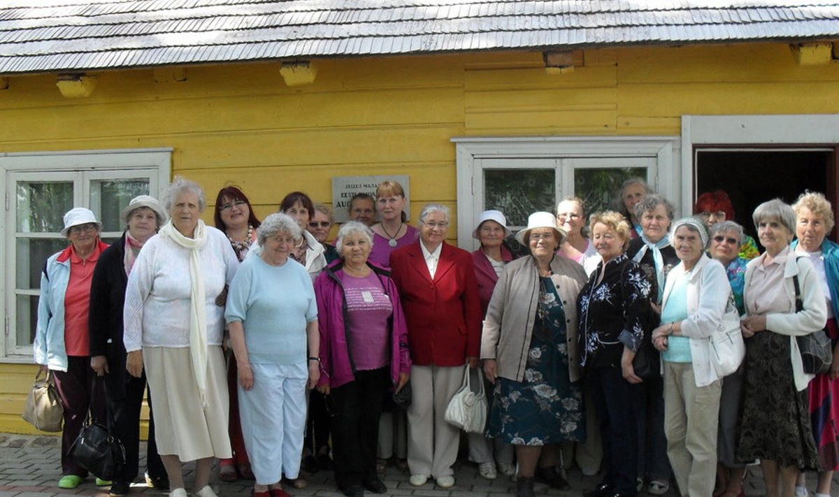 Kõige enam läks Kanepi kandi rahvale hinge külaskäik August Kitzbergi muuseumi, mille perenaine Asta Jaaksoo suutis sütitada huvi kirjamehe vastu. Foto: Olga Palu
