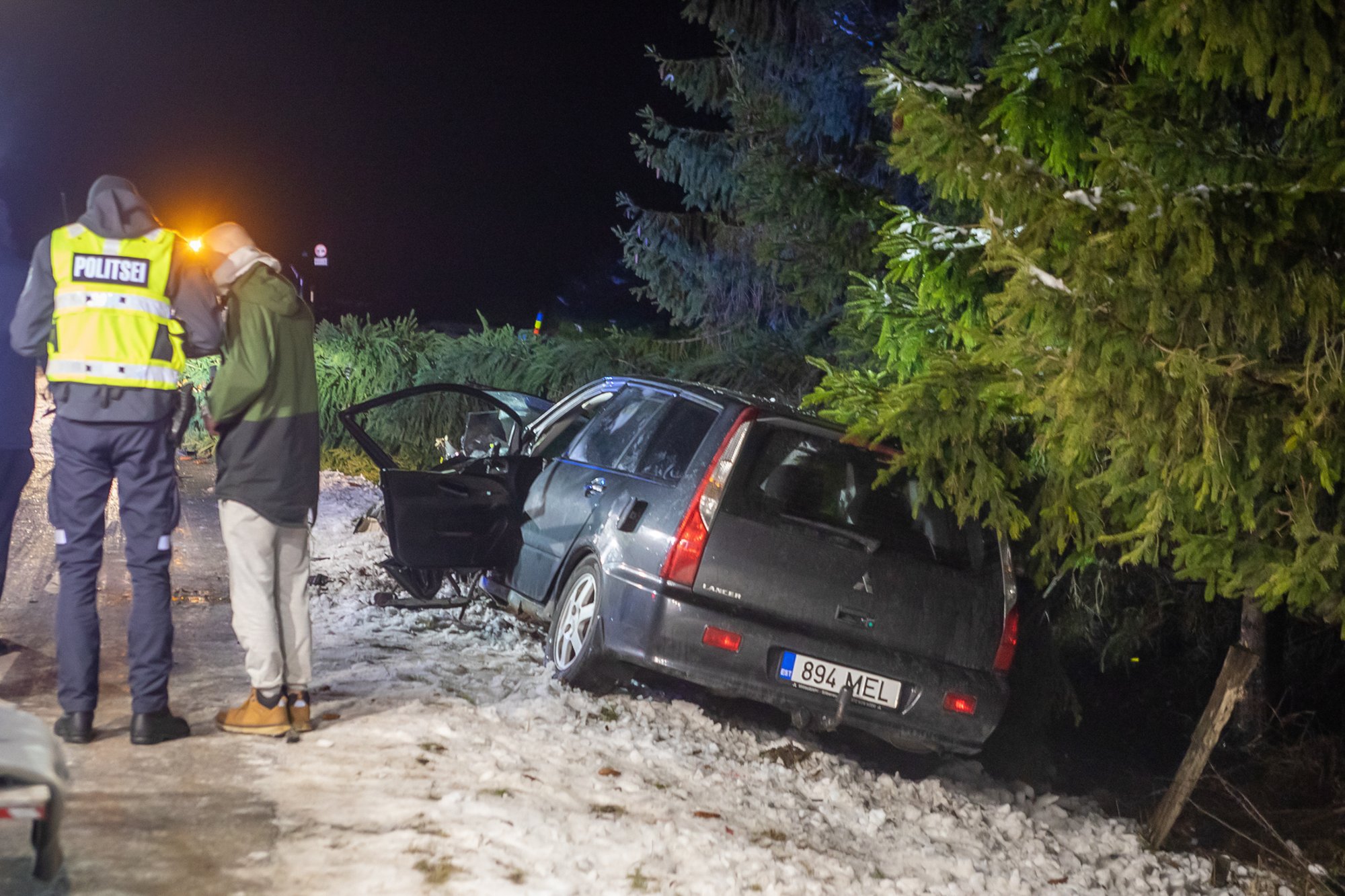 ФОТО | На Сааремаа легковая машина врезалась в дерево. У водителя были  признаки опьянения - Delfi RUS