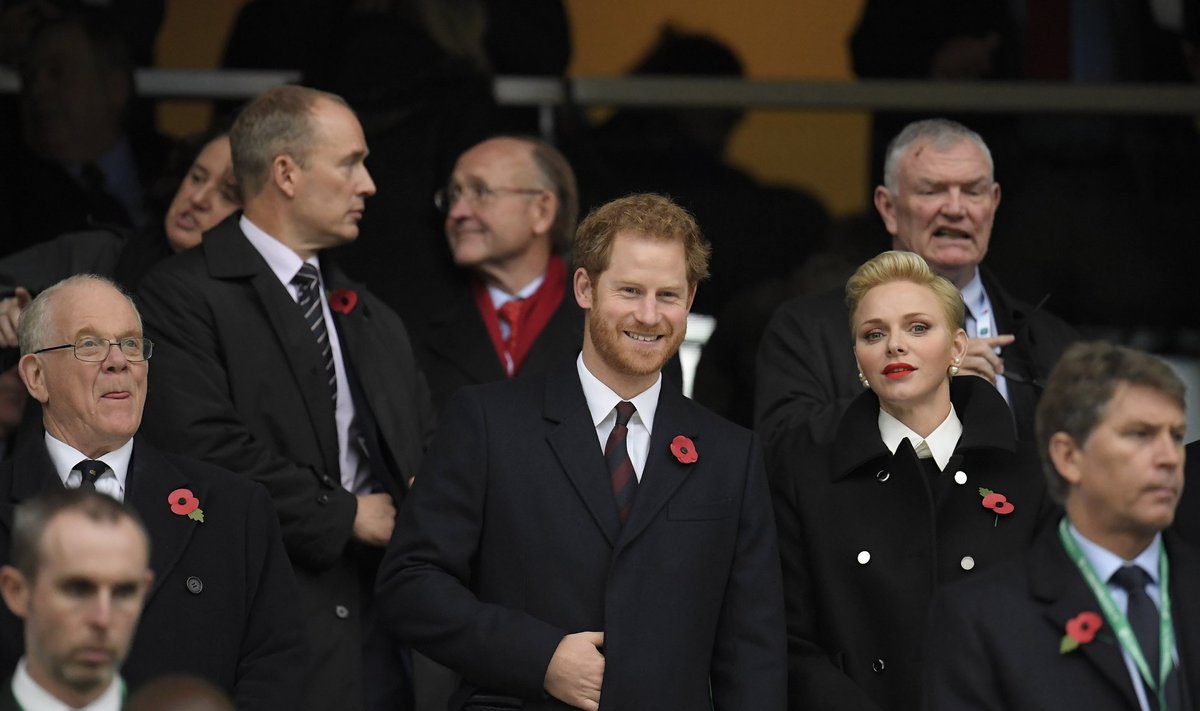 Prints Harry koos  printsess Charlenega jalgpalli vaatamas. 