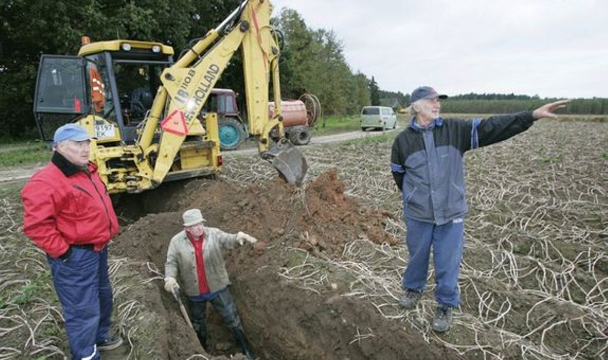 OÜ Ülenurme Teed töömehed Arne Paavo ja Jaak Unt on tulnud Einola talu peremehele Ants Einolale appi drenaažisüsteemi ummistusi otsima. Muidu ei saa kartulit maast kätte. 