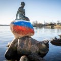 В Копенгагене вандалы окрасили основание скульптуры "Русалочки" в цвета российского флага