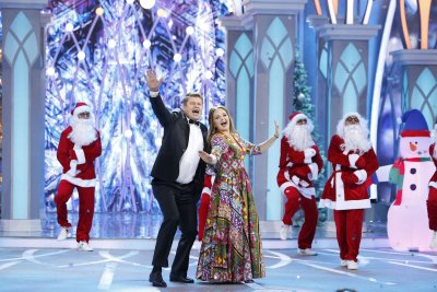 Споют дуэтом и Дмитрий Губерниев с Мариной Девятовой, а компанию им составят Санта-Клаусы.