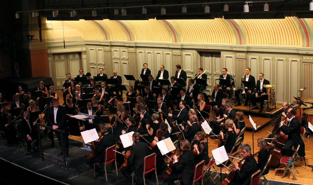 Nikolai Aleksejevi juhatusel andis ERSO Ameerika-turnee kümnenda kontserdi New Yorgi lähistel erilise akustikaga Troy Savings Bank Music Hallis.