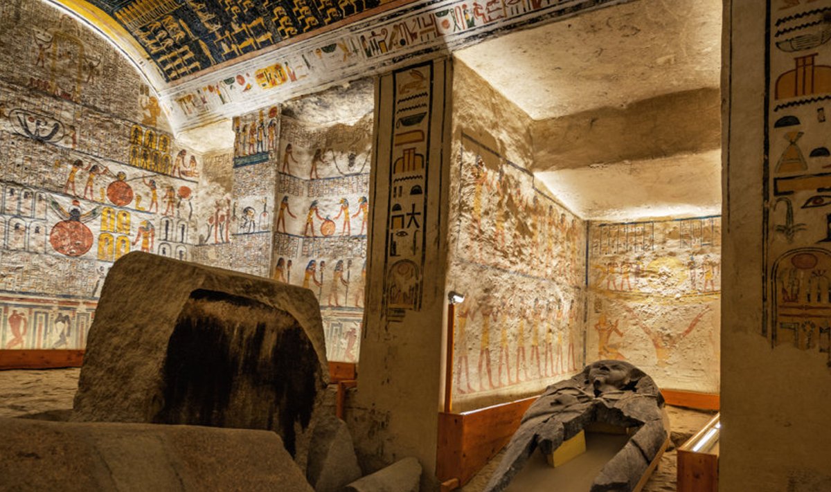 Расхищением египетских гробниц люди промышляли еще во времена  фараонов. Гробницы Рамзеса V и Рамзеса VI в Долине царей недалеко  от Луксора были разграблены еще около трех тысяч лет назад.  В те времена страну охватил экономический кризис, и на территори