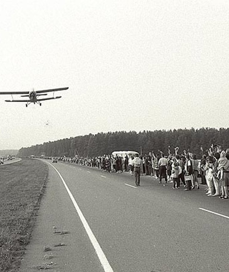 Balti ketis seisnud leedulastele on mällu sööbinud, kuidas väga madalalt lennanud lennukitelt langes lilli.