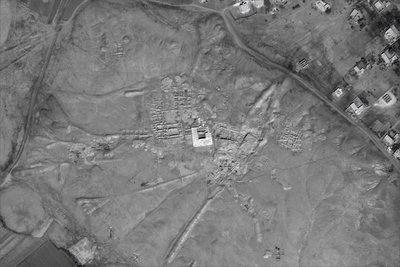  Спутниковые изображения Мари — древнего города в Месопотамии на территории современной восточной Сирии. По ним легко отследить лавинообразный рост нелегальных раскопок в период с августа 2011 года по ноябрь 2014-го. Фото: IMAGE 2016 DIGITALGLOBE, INC. АН