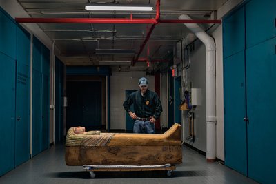 Древнеегипетский саркофаг, конфискованный федеральными агентами, в секретном хранилище в Нью-Йорке. Фото: Роберт Кларк