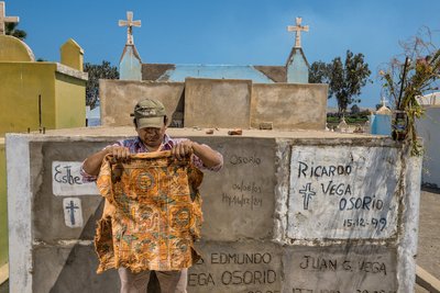 Хуакеро — расхититель гробниц — предлагает купить фрагмент раскрашенной ткани прямо на кладбище города Хуармей в Перу. Сумеет ли обычный покупатель отличить подлинный предмет, предположительно найденный на соседних раскопках доинкского периода, от совреме