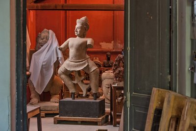 Статуя X века — герой древнеиндийского эпоса воин Дурьодхана — когда-то украшала храм Прасат Чен на севере Камбоджи. Во время гражданской войны мародеры похитили ее, обрубив на уровне лодыжек, и вывезли в Таиланд. В 2011 году реликвия чуть было не ушла с 