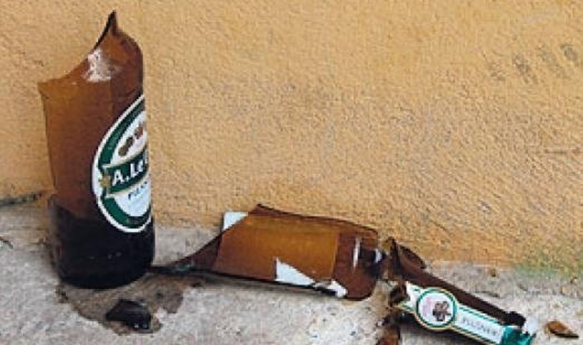 Koolimaja ja vallamaja ümbrusest on leitud suurel hulgal puruks pekstud pudeleid