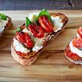 KIIRE HOMMIKUSÖÖGI SOOVITUS | Ricotta-juustu ja tomatiga röstsaiad