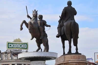 Skopje kesklinnas on 200 monumenti, kuid Balkani keeruka ajaloo tõttu nimetatakse Aleksander Suurega sarnanevat hiiglaslikku pronkskuju lihtsalt ratsanikuks.