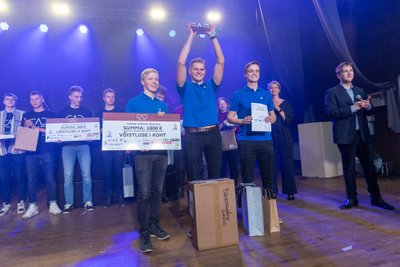 Võidukas võistkond esiplaanil, teised tublid taustal.