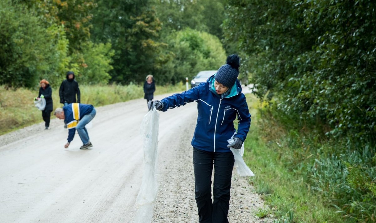 President Kersti Kaljulaid puhastab Tartu rattamaratoni järel rajaäärt.