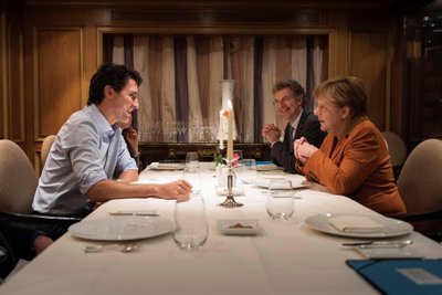 Justin Trudeau ja Angela Merkel õhtusöögil