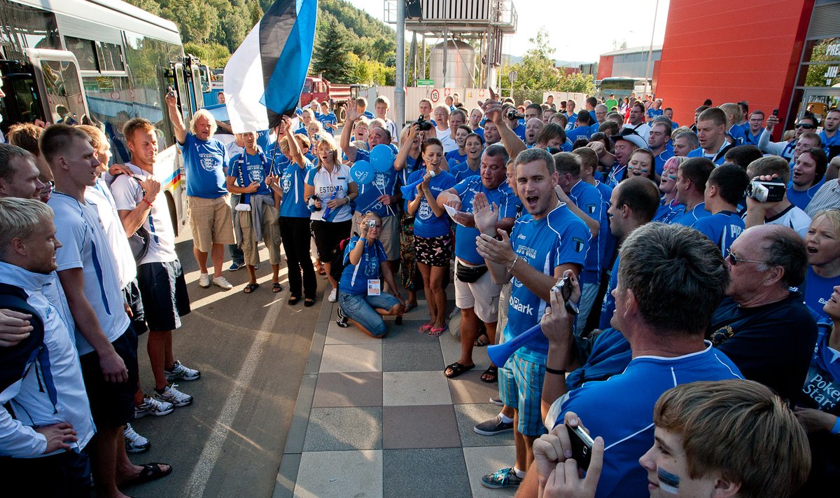 Fännid tervitasid Eesti võrkpallikoondist tormiliselt, kui 2011. aastal oli EM-i alagrupis 3 : 0 alistatud Portugal.