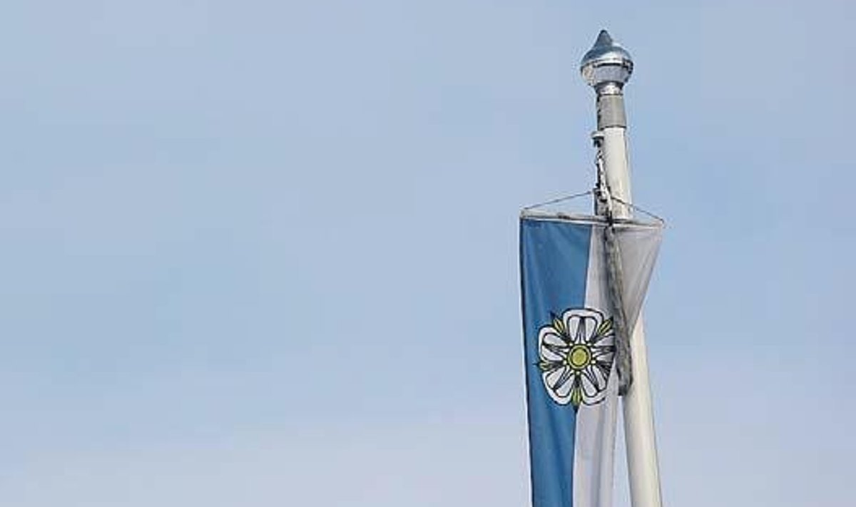 Viljandi lipu värvides viir, mis näitab, et külalised on teretulnud. Foto: Jorma Sepp