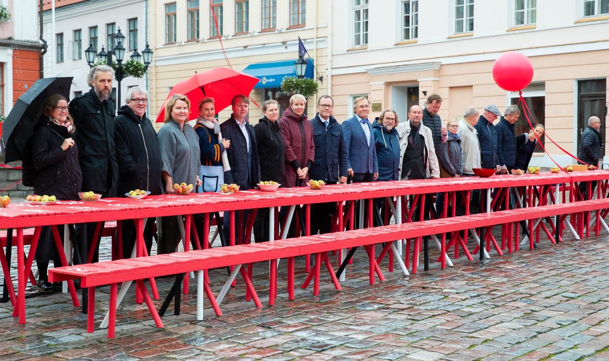 Festival avati vihma kiuste Tartu Raekoja platsil pika laua taga.