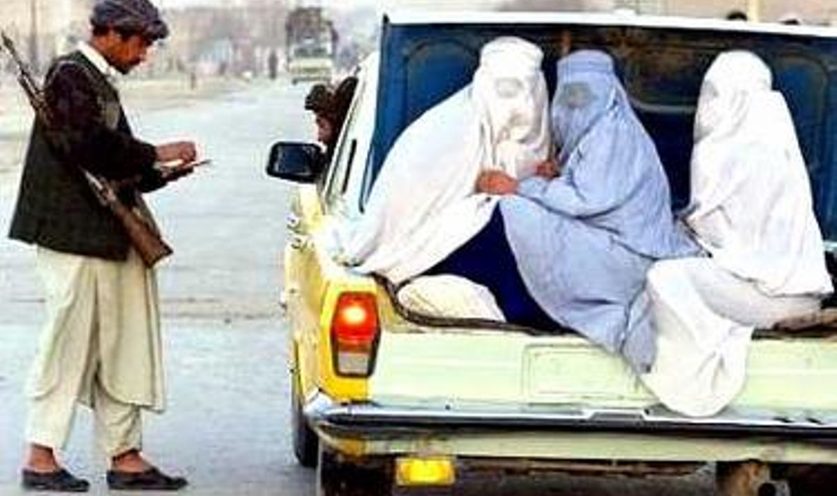 Afganistani naised sõidavad autoga