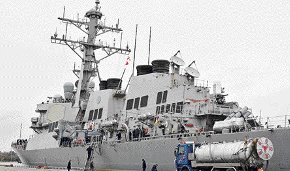 USA lipu all seilav hävitaja USS Cole