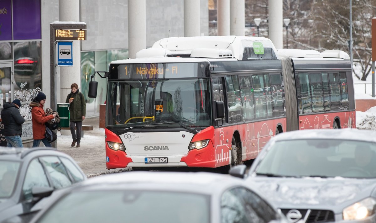 Osal liinidel väljuvad Tartu bussid detsembri keskpaigast harvemini, sest hoolimata piletihindade tõstmisest napib linna eelarves ikka ühistranspordi jaoks raha.