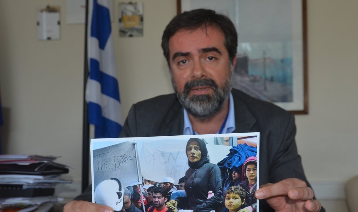 Pildil on Süüriast pärit kümne väikse lapse ema, kelle mees hukkus ISIS-e tõttu. „Mis me temaga teeme?” küsib Kreeka pagulaste vastuvõtukeskuse ülem Panagiotis Nikas.