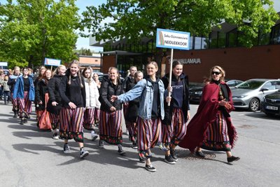 Saku gümnaasiumi neidudekoor XIV Saku laulu- ja tantsupäeva rongkäigul