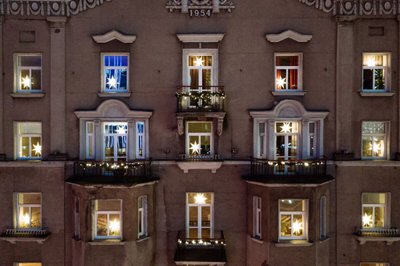 Tartu mnt 24 korterelamu aknad on ehitud rohkem kui 150 IKEA STRÅLA jõulutähega.