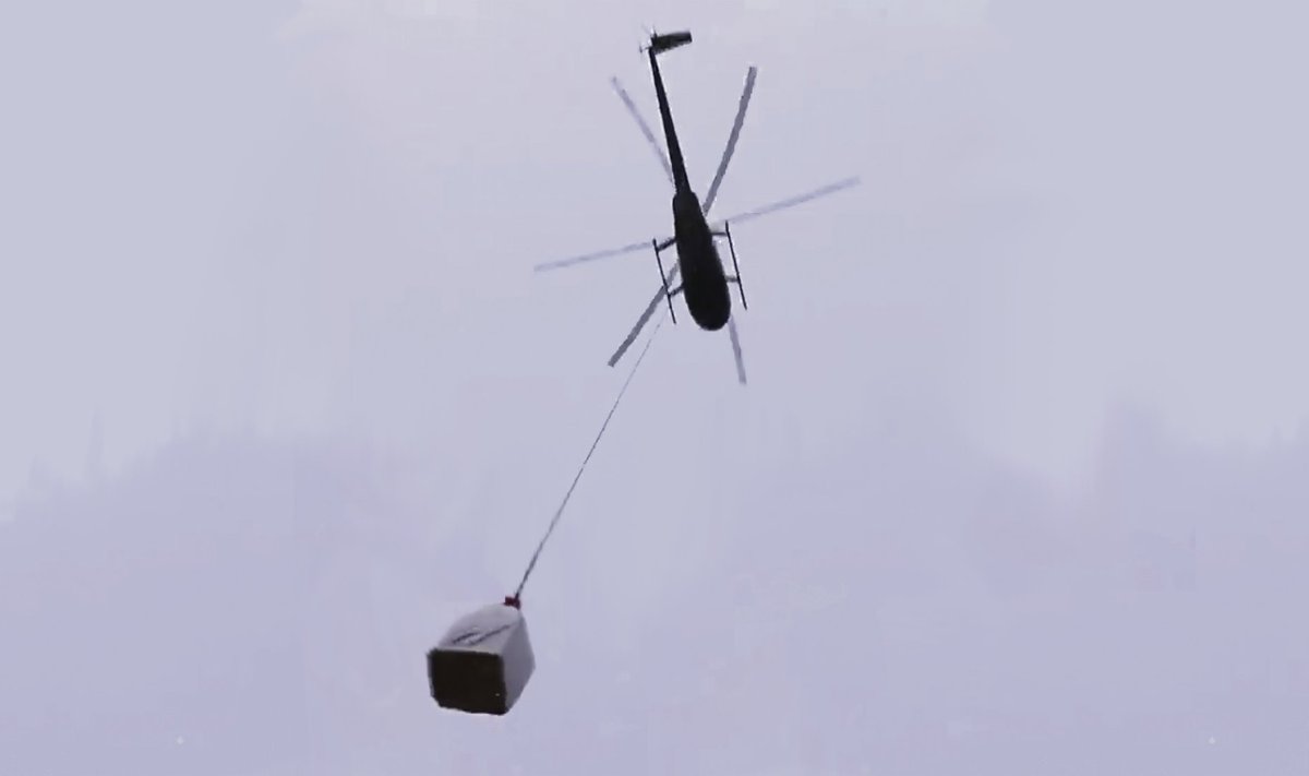 Kopter oma järjekordsel lennul, kaasas 200 kilo kaaluv kott umbes 2000 metsataimega.