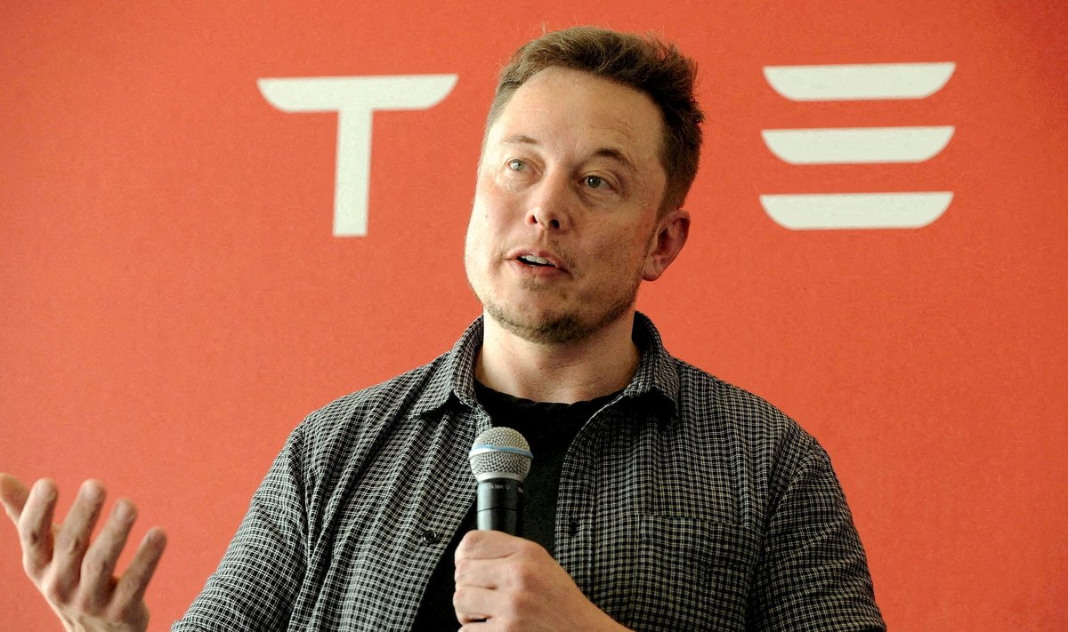 FILE PHOTO: Founder and CEO of Tesla Motors Elon Musk speaks during a media tour of the Tesla Gigafactory, which will produce batteries for the electric carmaker, in Sparks, Nevada, U.S. July 26, 2016.  REUTERS/James Glover II