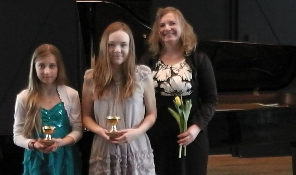Foto autasustamiselt - alustades vasakult Hanna-Liisa Reiljan, Evita Lohu ja õp. Hele Saarse