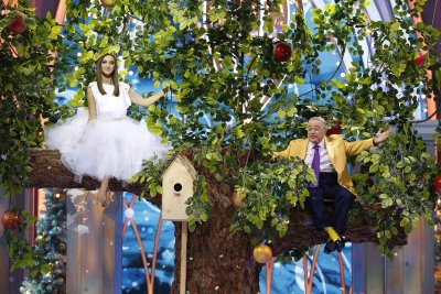 Ольга Бузова и Евгений Петросян споют, сидя на дереве
