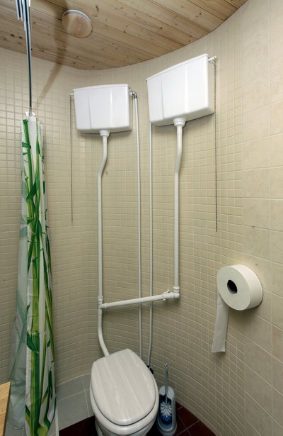 Kahesüsteemne tualett, ühest paagist tuleb suvel vihmavesi.