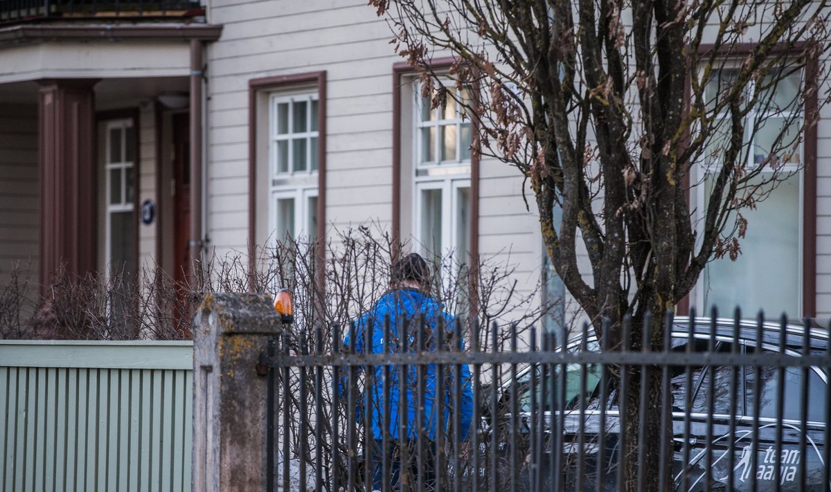 MIKS TA OOTAS? Mati Alaver 2019. aasta märtsis oma Tartu kodus, kust politsei võttis sära sülearvuti, tahvelarvuti, kaks mobiiltelefoni, neli mälupulka ja hulganisti pabereid.