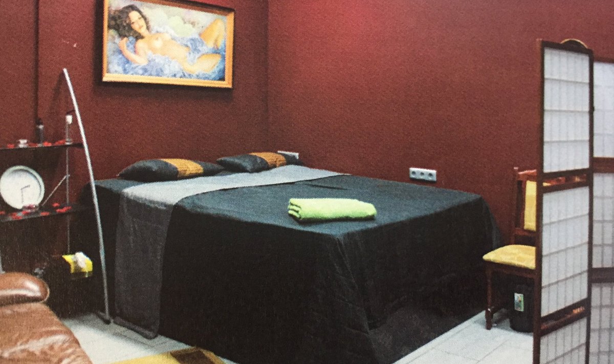 Kuigi Red and Black reklaamis end justkui salongina, kus saab ka tavalist massaaži, tuli klientidel massaažilaua asemel hoopis voodisse pikali heita.