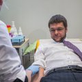 FOTOD JA VIDEO | Minister Jevgeni Ossinovski hakkas geenidoonoriks ja loovutas kuus milliliitrit verd