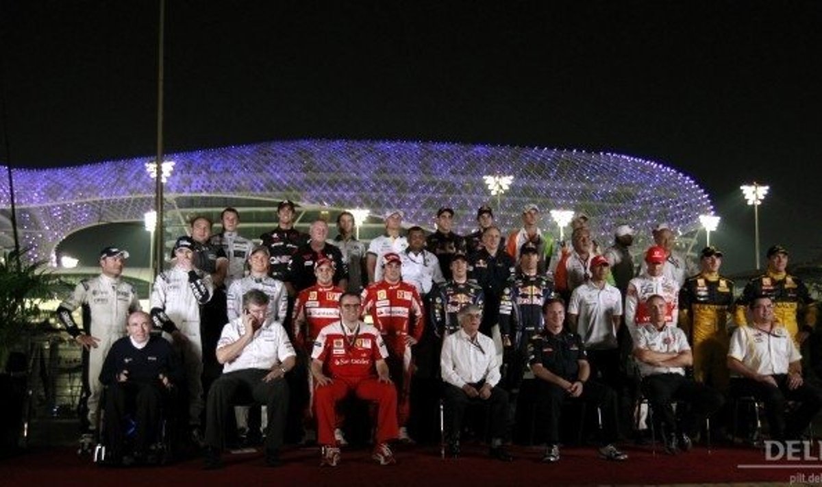 Vormel-1 sõitjad 2010. aasta hooaja viimasel etapil Abu Dhabis grupipildil.