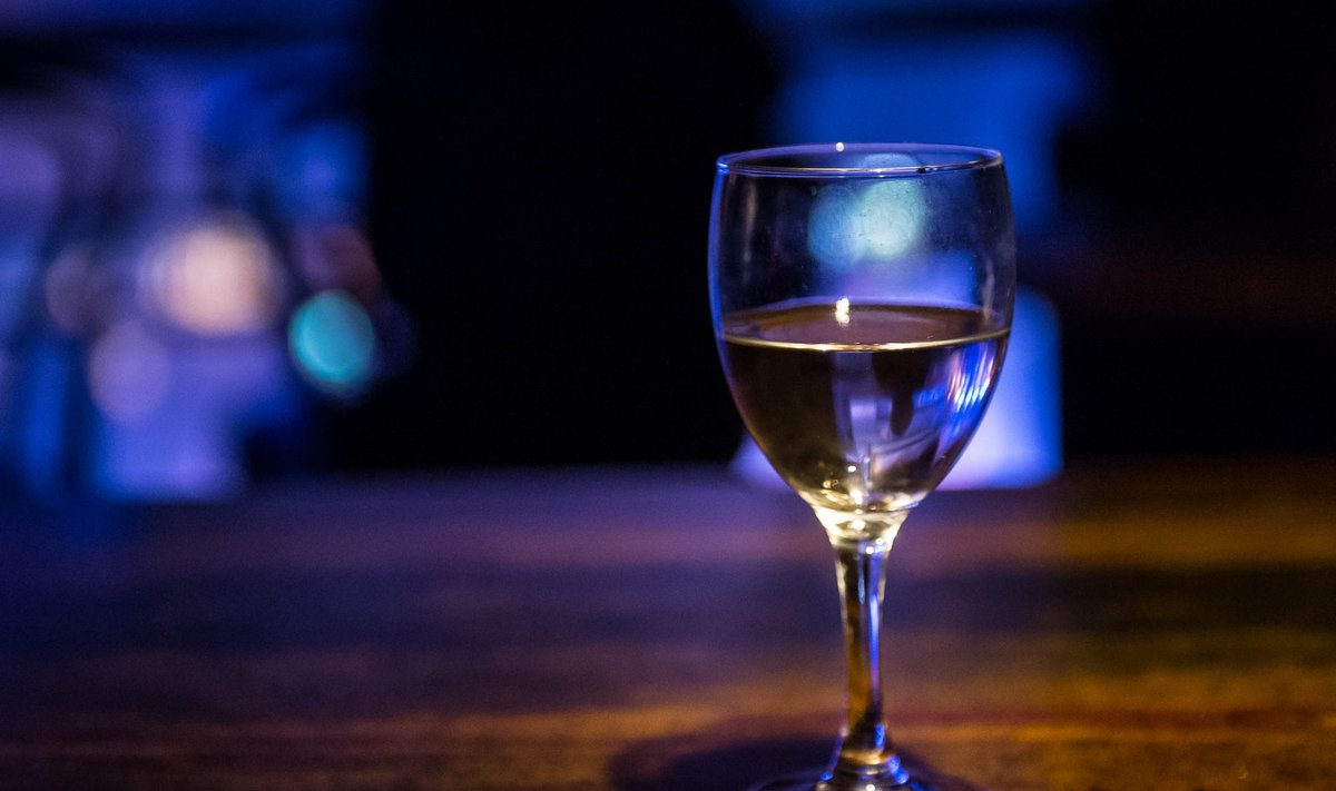 NAISED JOOVAD ÜHA ROHKEM: Andmed näitavad, et mida rohkem naine teenib, seda sagedamini ta joob. Veini joomine on ka üha levinum ja sotsiaalselt aktsepteeritavam kui näiteks 20 aastat tagasi. 