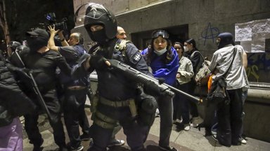 FOTOD JA VIDEO | Gruusia rahutused ägenevad. Võimud kasutasid protestijate peal veekahurit ja pisargaasi, opositsioonijuht peksti läbi
