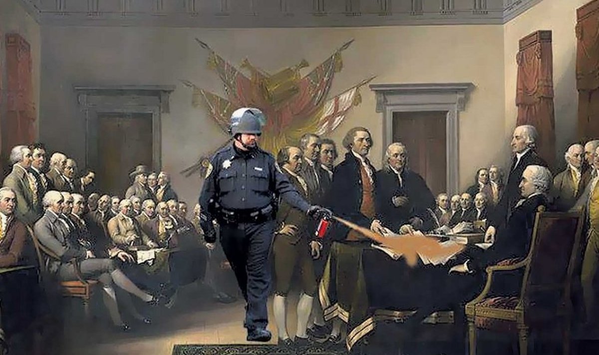 Rahumeelsetele protestijatele pipragaasi näkku lasknud John Pike pihustab seda ka USA iseseisvusdeklaratsioonile.
