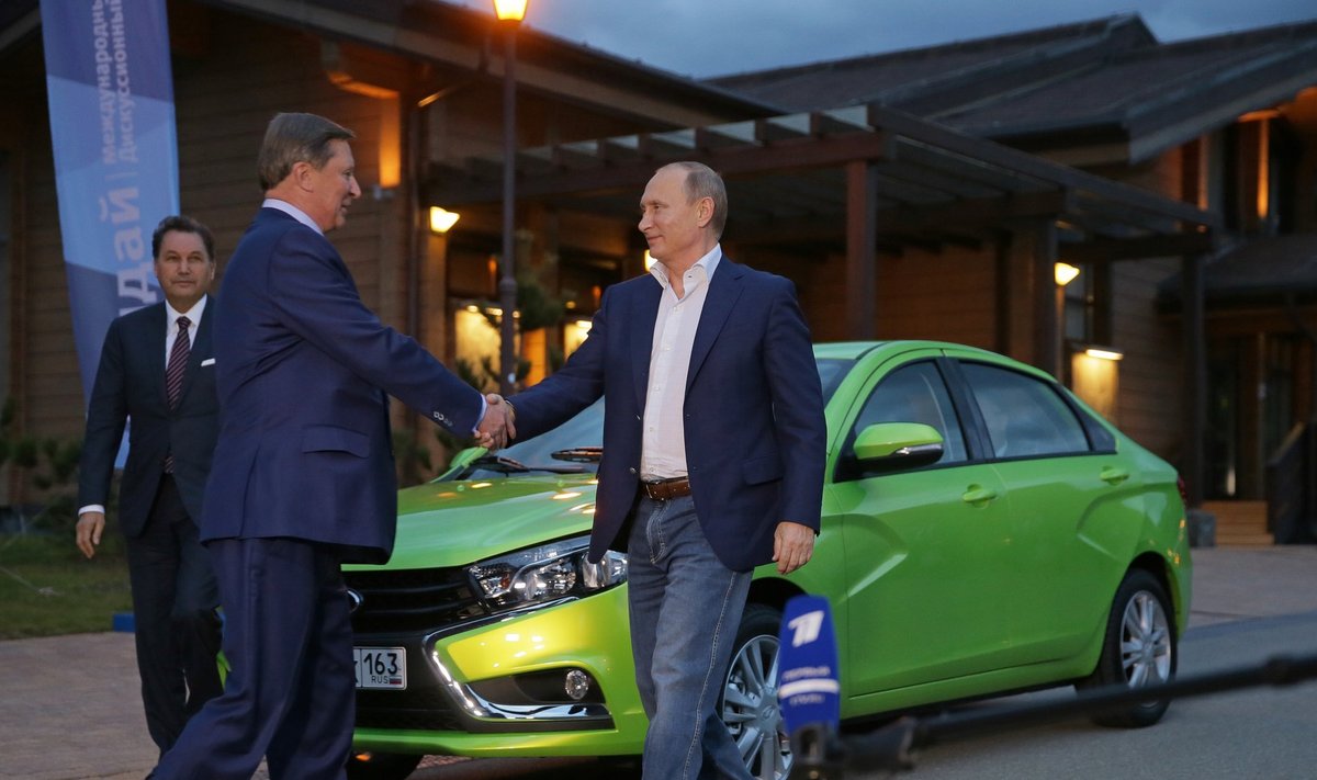Vene autode mainet püüab üleval hoida ka president Vladimir Putin (paremal), kes 2015. aasta oktoobris saabus Valdai diskussiooniklubi üritusele uue Lada Vesta roolis.