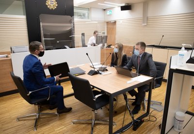 Riigiprokurör Taavi Pern vasakul, tema vastas Hillar Tederi esindajad Sandra-Kristin Kärner ja Erki Kergandberg